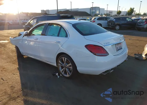 2019 Mercedes-Benz C 300 z USA, uszkodzony, nr VIN WDDWF8DB8KR483163